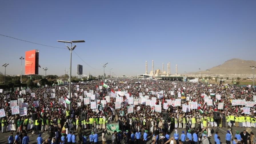 Стотици хиляди излязоха в Сана след ударите на САЩ и Великобритания