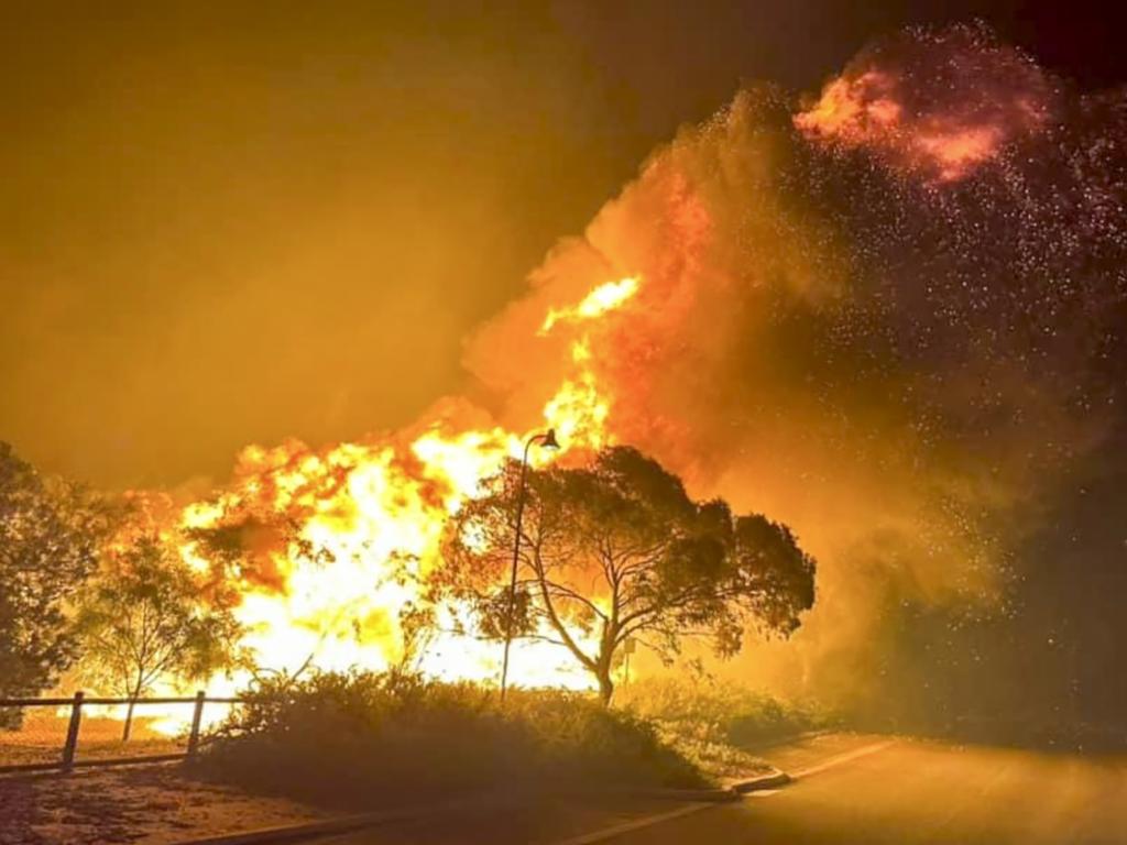 Кадри на опустошителни пожари и наводнения от Гърция обиколиха света