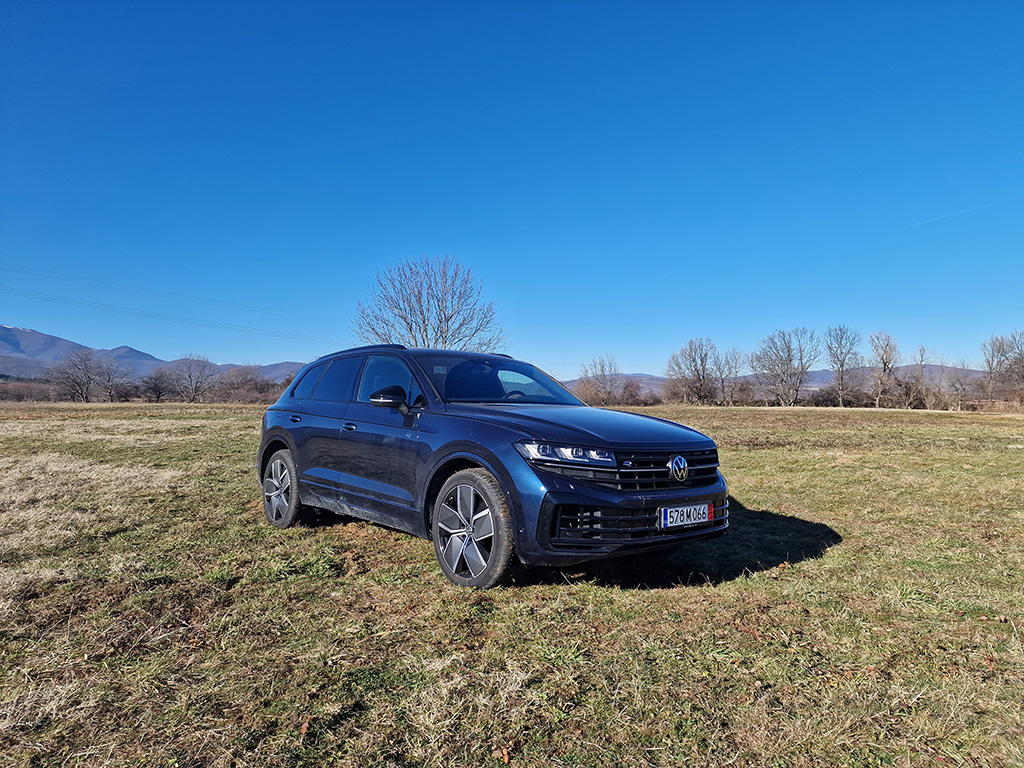 Сега Touareg наистина се доближава плътно до Audi Q7 или Porsche Cayenne, тъй като за пръв път предлага плъг-ин хибридното задвижване, което го има дори и в Bentley Bentayga. Благодарение на него, Touareg R може да се окичи с горната титла