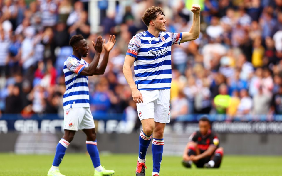 Защитникът Том Холмс е преминал успешно медицински изследвания преди трансфер