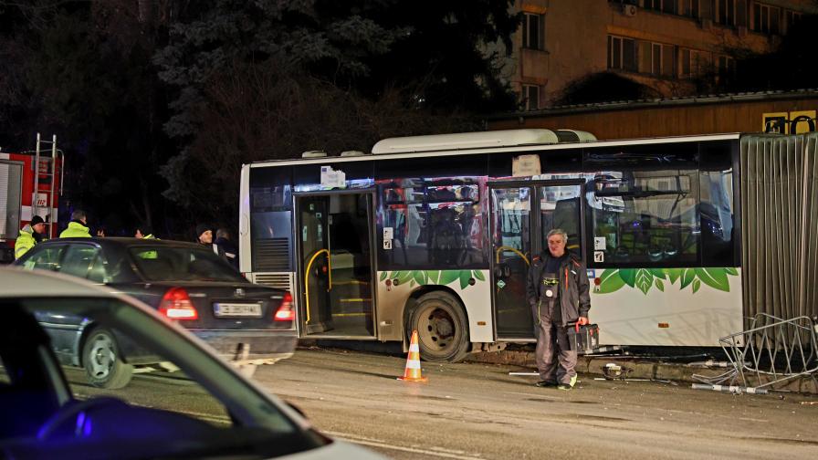 Пострадалата в катастрофата в София пешеходка е с опасност за живота, ампутираха крака ѝ