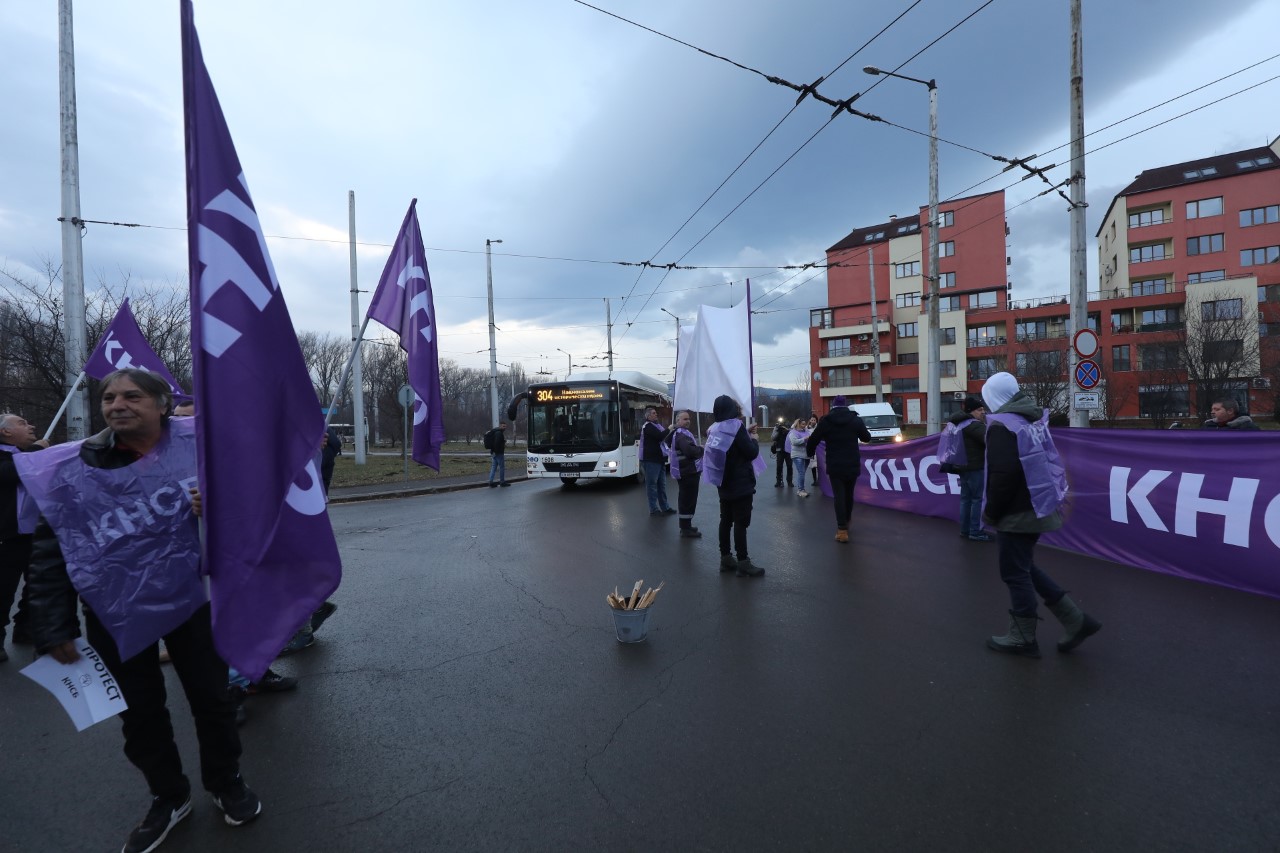 <p>Работещи в градския транспорт в София излязоха рано тази сутрин на протестна акция.Недоволните служители се събраха първоначално на последната спирка на линии 4, 88, 204, 304, 384 и H4, която се намира в ж.к. &bdquo;Дружба&ldquo; 2.</p>