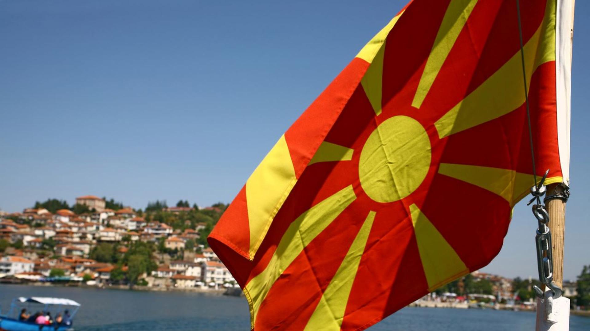 Това лято един малко известен македонски депутат у нас вдигна