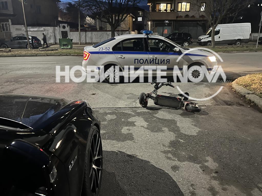 Лек автомобил шофиран от полицай  блъсна младеж с тротинетка в Казанлък