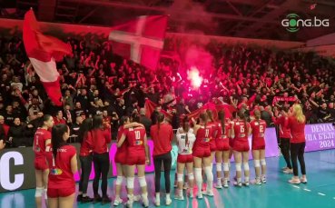 Агитката на ЦСКА аплодира волейболистките на тима, въпреки загубата