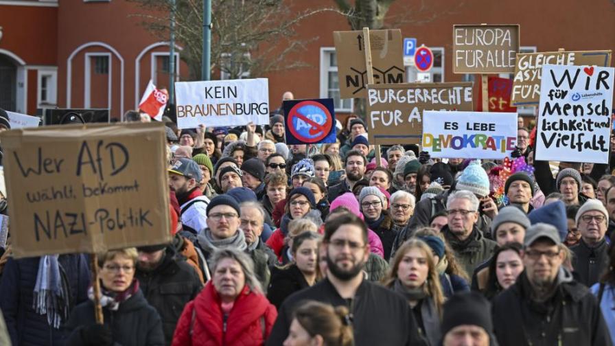 Стотици хиляди на протест срещу десния екстремизъм в Германия