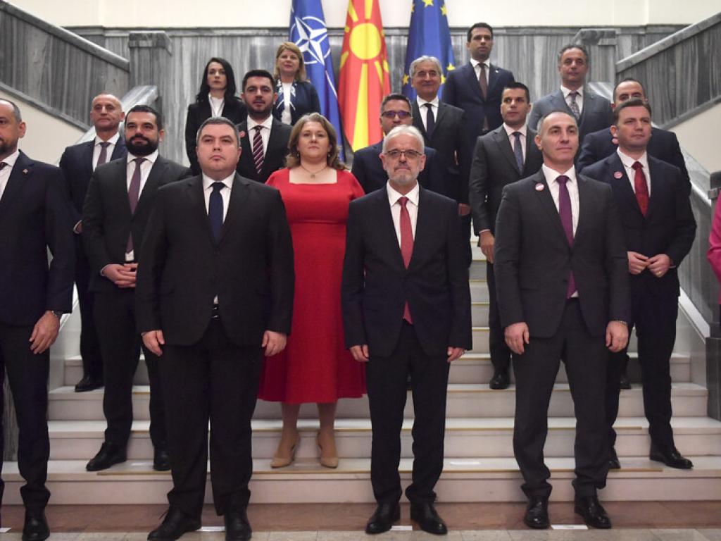 Димитър Ковачевски официално предаде премиерския пост на новия министър председател на