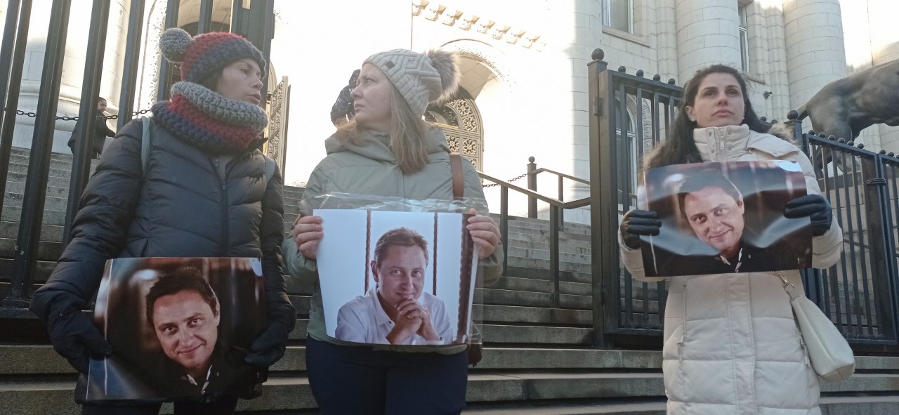 <p>Близки и приятели на убития Пейо Пеев се събират пред Съдебната палата в София. Това е поредната демонстрация, в която близки на удушения 44-годишен мъж ще поискат справедливост. Междувременно съдът решава дали да остави в ареста основните заподозрените Габриела Славова и майка й Красимира Трифонова.</p>