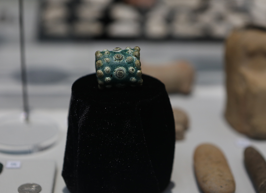 <p>Най-масово откриваният материал са амфорите от Тасос, Тасоския кръг, Хиос, Менде, Милет (датирани между първата половина на Vв.пр.Хр. и III в.пр.Хр.). Друг акцент сред находките са монетите, сечени в Аполония Понтика.</p>