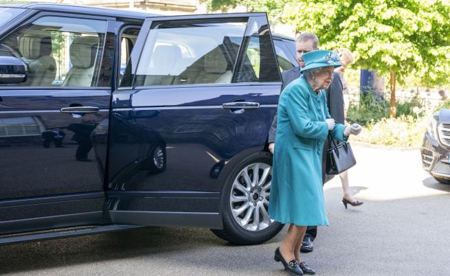 Продават много специален автомобил на кралица Елизабет II