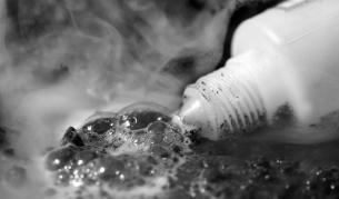 "Зъл човек, който се смята за недосегаем": Жена, обвинена в убийство с киселина, разказа за ужаса в съда