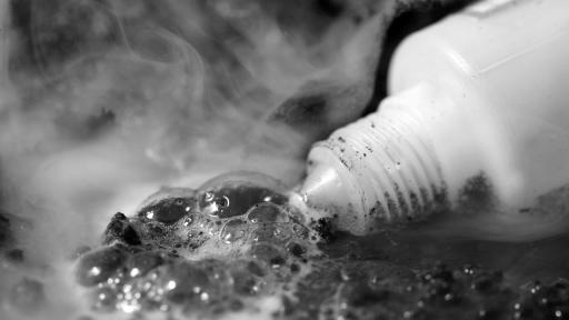 "Зъл човек, който се смята за недосегаем": Жена, обвинена в убийство с киселина, разказа за ужаса в съда