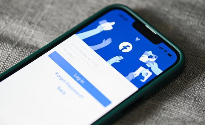 Facebook на 20 години: Как социалната мрежа промени света