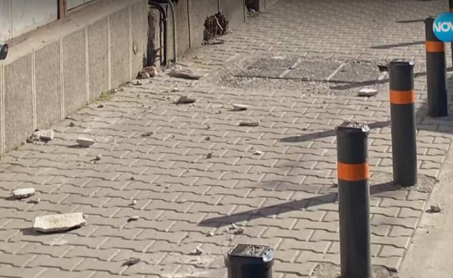 Огромно парче мазилка от изоставена сграда се срути на метри от 2-месечно бебе