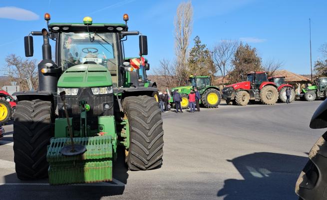 Протестът на земеделците: Трактори блокираха ключови пътища в страната (ВИДЕО)