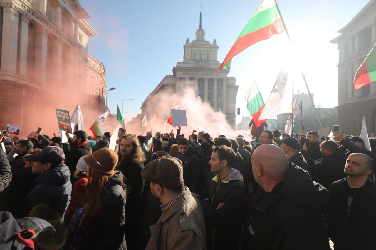 <p>&quot;Възраждане&quot; протестира пред Конституционния съд по повод референдума за запазване на лева</p>