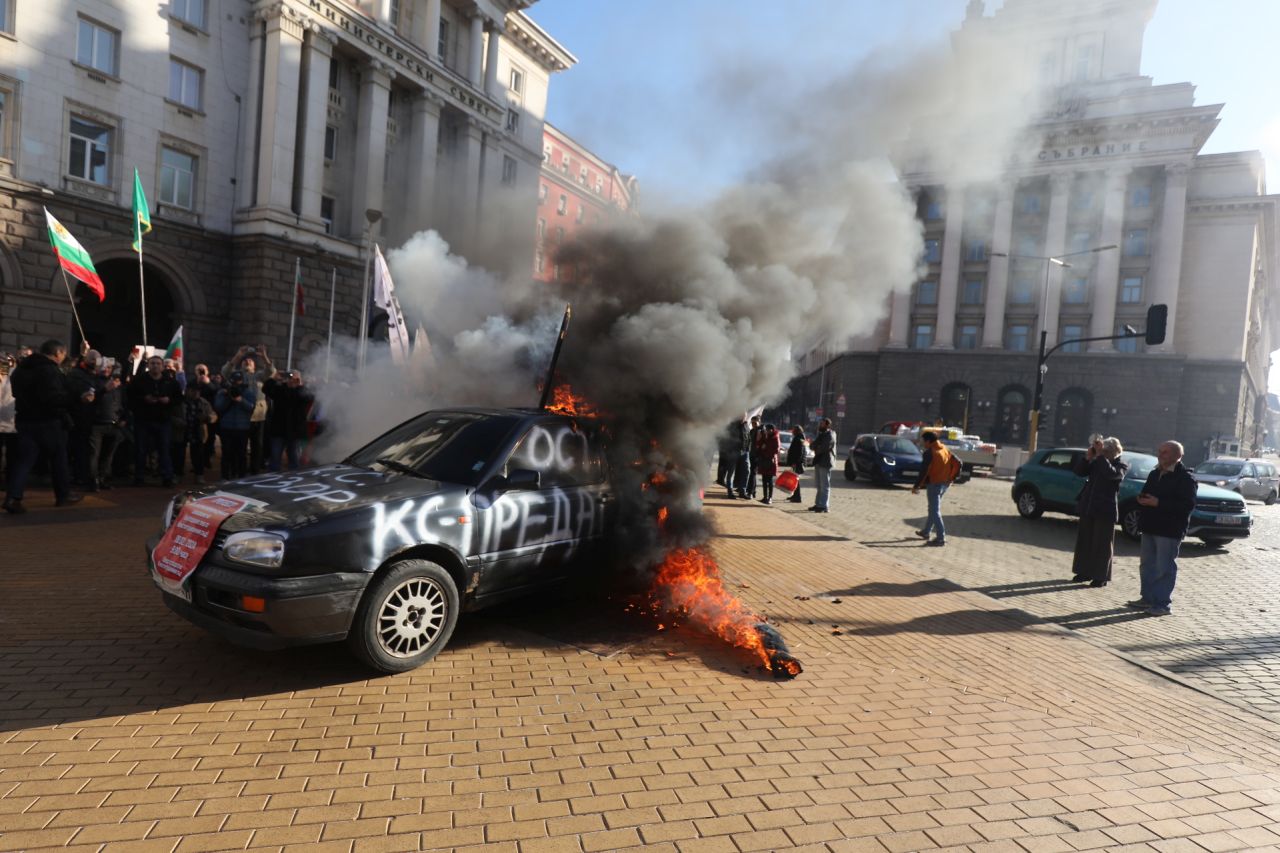 <p>&quot;Възраждане&quot; протестира пред Конституционния съд по повод референдума за запазване на лева</p>