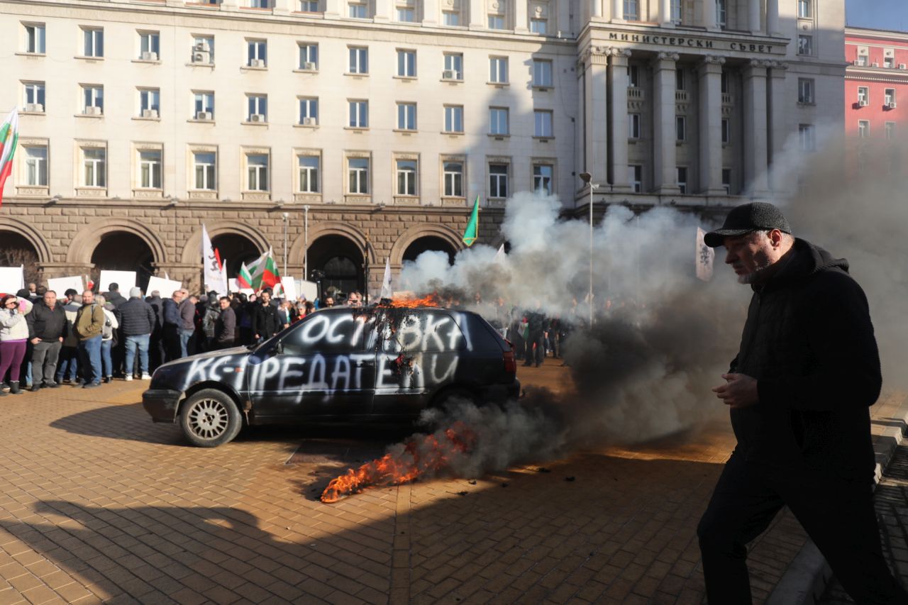 <p>&quot;Възраждане&quot; протестира пред Конституционния съд по повод референдума за запазване на лева</p>