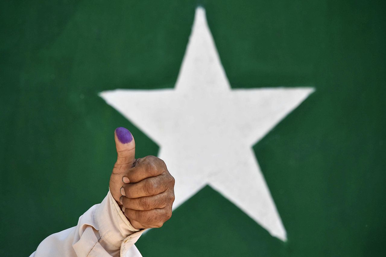 <p>Пакистанските гласоподаватели се насочиха към строго охраняваните избирателни секции на 08 февруари, за да изберат ново правителство за петгодишен мандат на фона на засилени заплахи за сигурността</p>