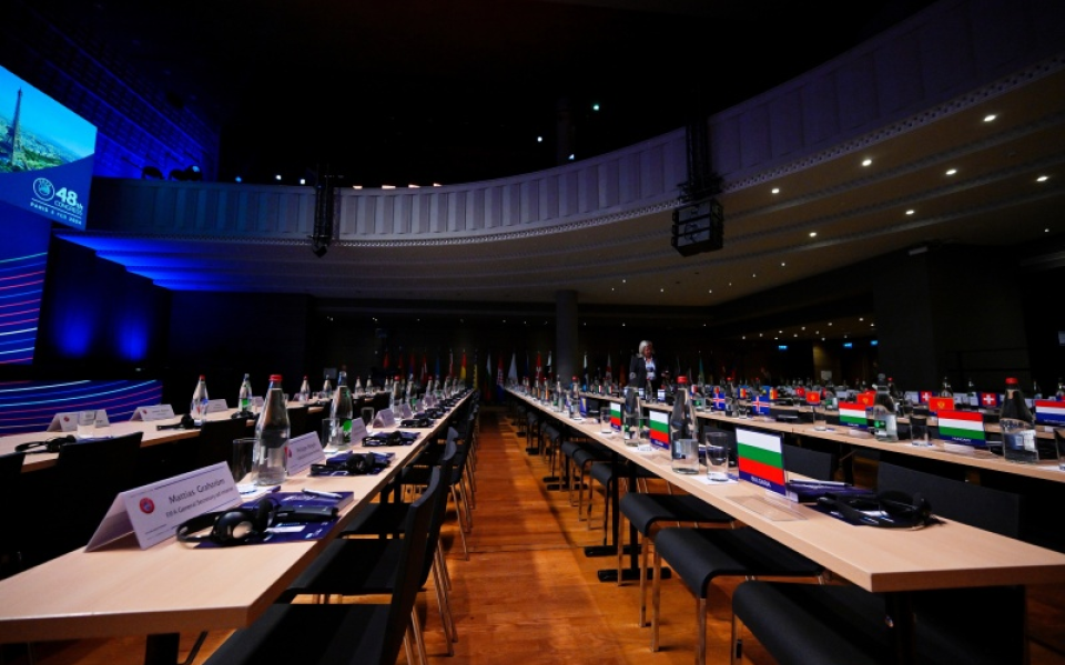 Изпълняващият функциите президент на БФС Михаил Касабов, придружен от изпълнителния