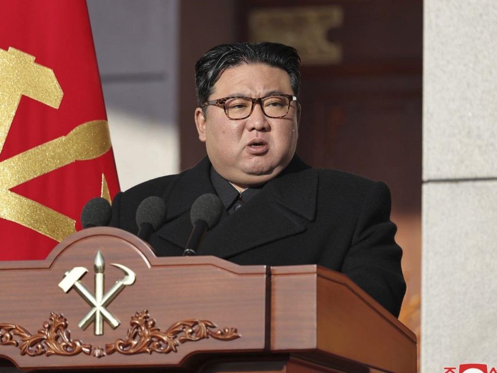Лидерът на Северна Корея Ким Чен-ун инспектира полевото обучение на войниците