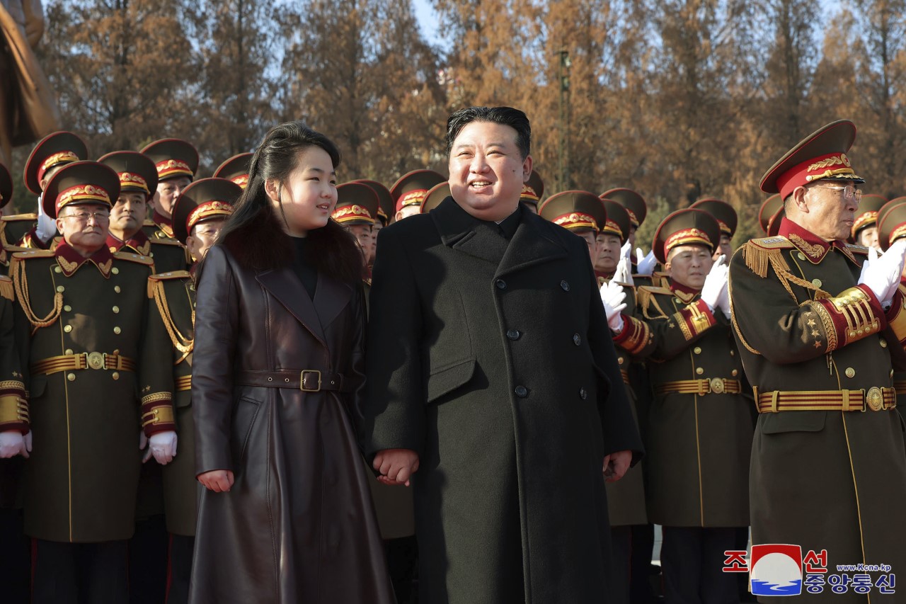 <p>Ким Чен-ун и дъщеря му посетиха Министерството на отбраната за годишнината от създаването на севернокорейската армия</p>