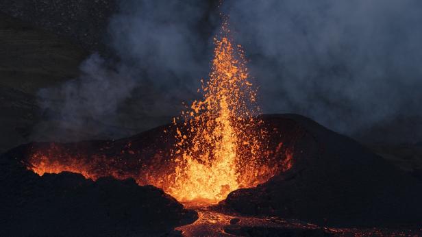 Вулкан изригна в Източна Индонезия
