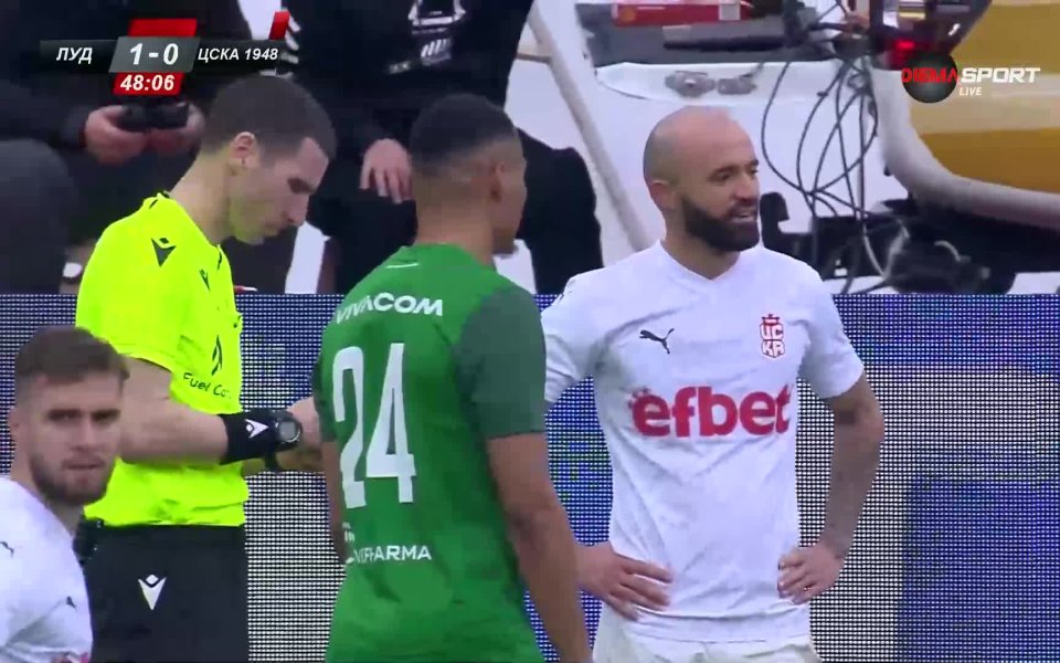 В началото на втората част червените останаха с човек по-малко.