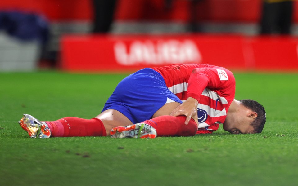 Испанският нападател Алваро Мората изкълчи коляното си при загубата на