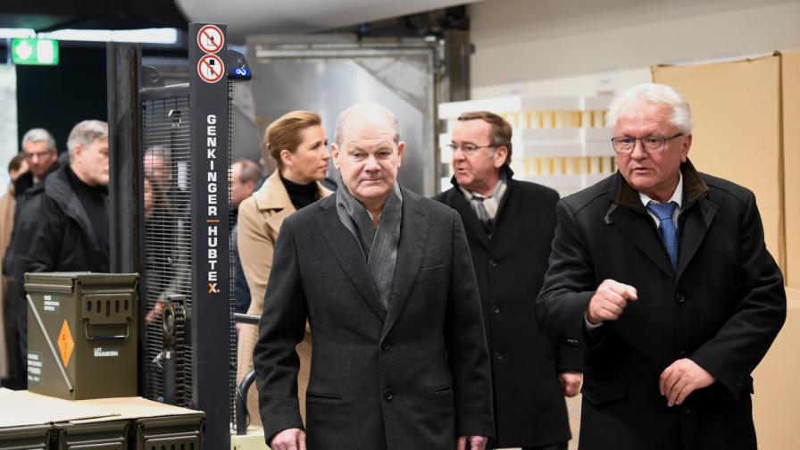 Шефът на германската оръжейна компания "Райнметал" (Rheinmetall) Армин Папергер (вдясно на преден план) показва на канцлера Олаф Шолц бъдещия завод за боеприпаси в провинция Долна Саксония, 12 февруари 2024 г.