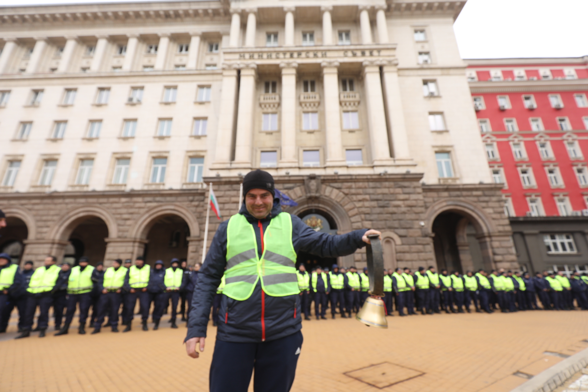 <p>Част от земеделците продължават с протестите, искат оставката на Вътев</p>