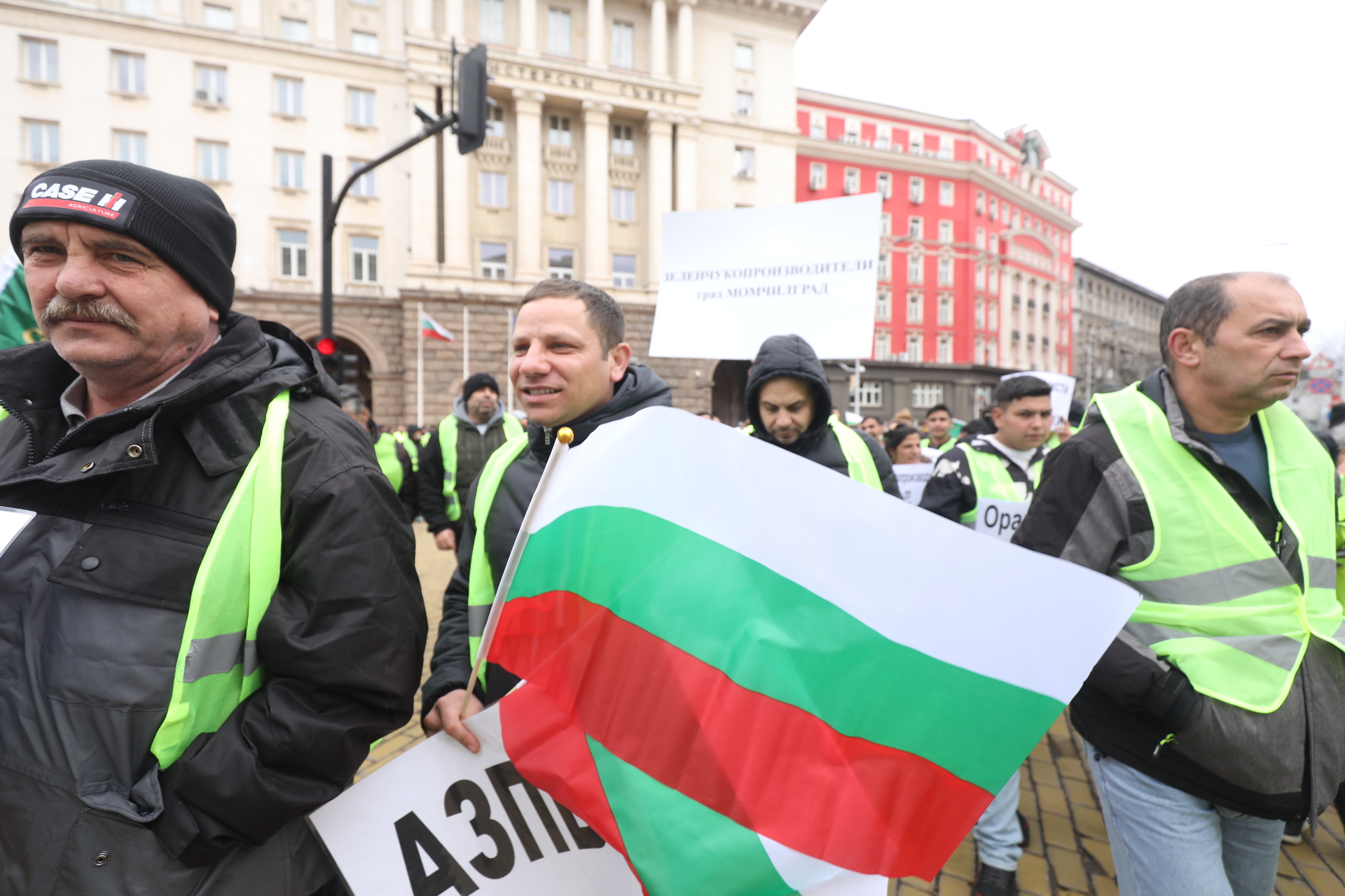 <p>Част от земеделците продължават с протестите, искат оставката на Вътев</p>