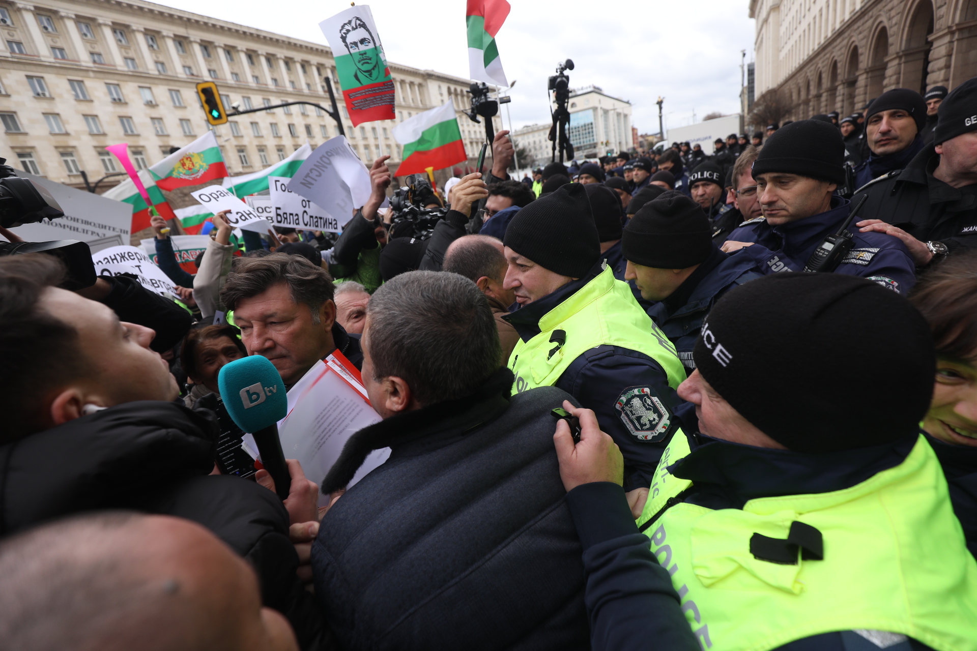 Част от земеделците продължават с протестите, искат оставката на Вътев