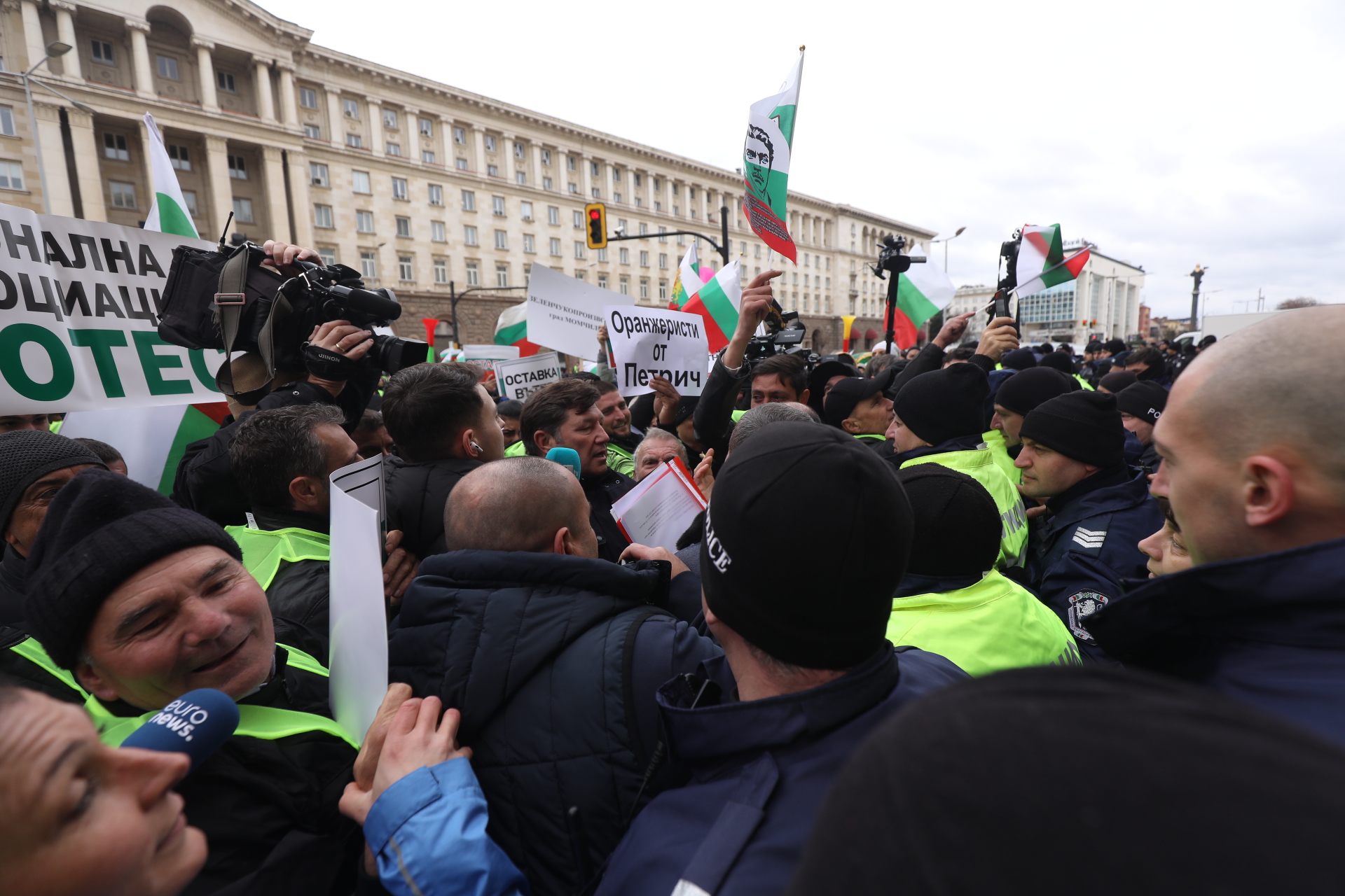 Част от земеделците продължават с протестите, искат оставката на Вътев