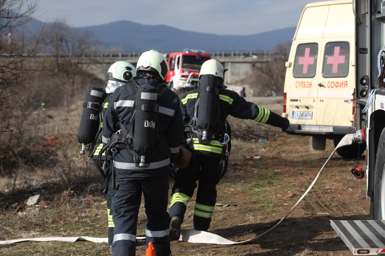 <p>На 45-и км от автомагистрала &bdquo;Тракия&ldquo; при пътен възел с. Мухово,&nbsp; се състоя практическо учение на тема &bdquo;Действия при пътнотранспортно произшествие&ldquo;. Учението е организирано от Главна дирекция "Пожарна безопасност и защита на населението", с участие на МВР, местната власт и други ведомства, съобщиха от МВР.</p>