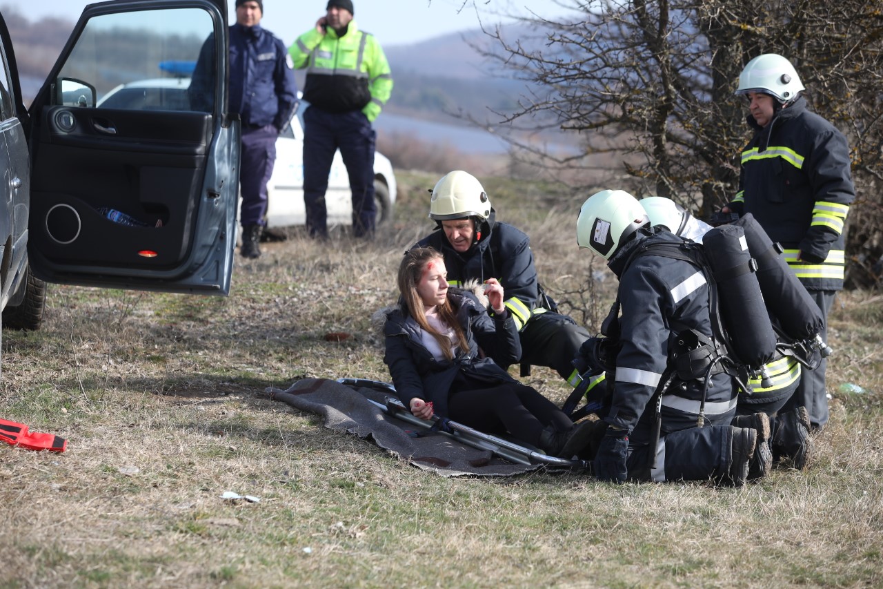 <p>На 45-и км от автомагистрала &bdquo;Тракия&ldquo; при пътен възел с. Мухово,&nbsp; се състоя практическо учение на тема &bdquo;Действия при пътнотранспортно произшествие&ldquo;. Учението е организирано от Главна дирекция "Пожарна безопасност и защита на населението", с участие на МВР, местната власт и други ведомства, съобщиха от МВР.</p>