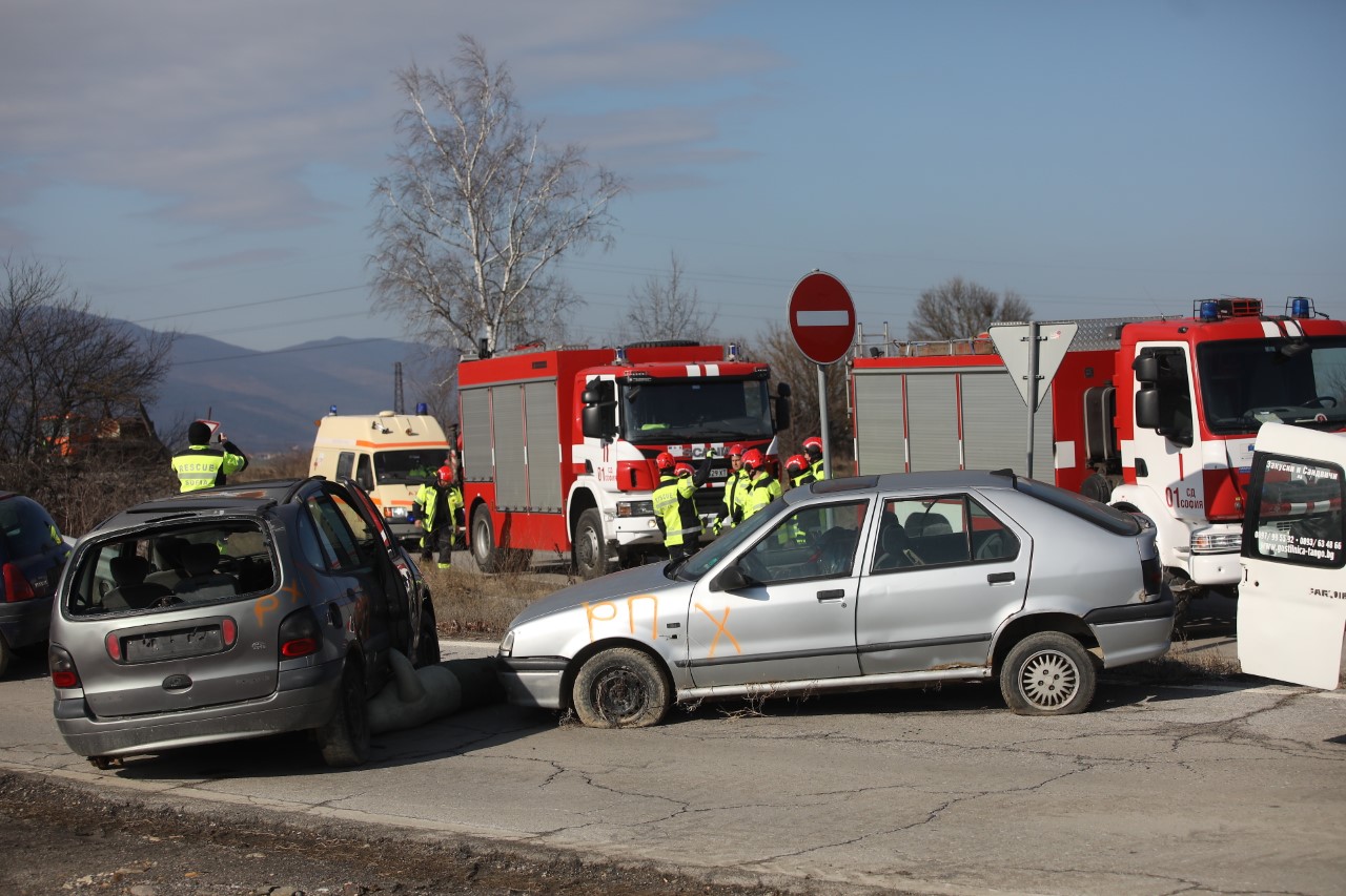 <p>На 45-и км от автомагистрала &bdquo;Тракия&ldquo; при пътен възел с. Мухово,&nbsp; се състоя практическо учение на тема &bdquo;Действия при пътнотранспортно произшествие&ldquo;. Учението е организирано от Главна дирекция "Пожарна безопасност и защита на населението", с участие на МВР, местната власт и други ведомства, съобщиха от МВР.</p>