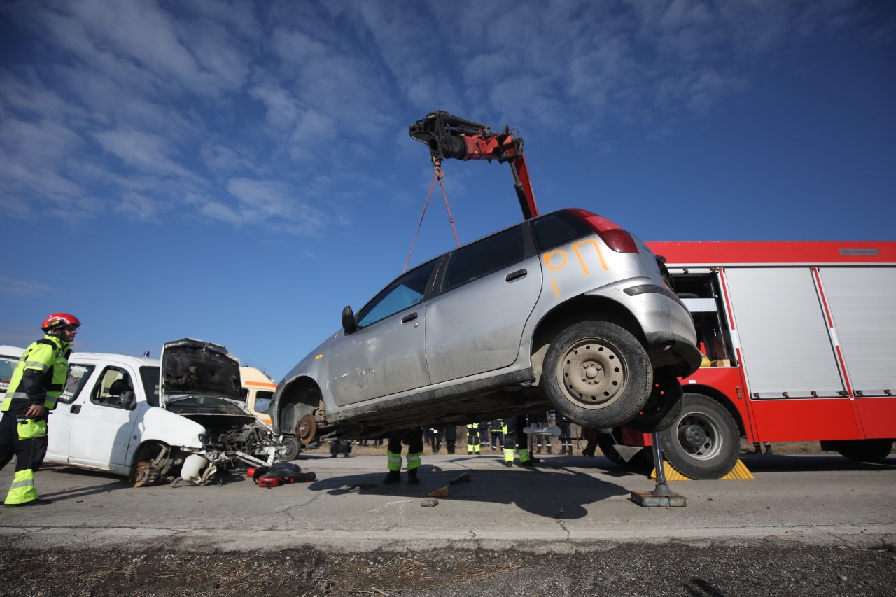 <p>На 45-и км от автомагистрала &bdquo;Тракия&ldquo; при пътен възел с. Мухово,&nbsp; се състоя практическо учение на тема &bdquo;Действия при пътнотранспортно произшествие&ldquo;. Учението е организирано от Главна дирекция "Пожарна безопасност и защита на населението", с участие на МВР, местната власт и други ведомства, съобщиха от МВР.</p>