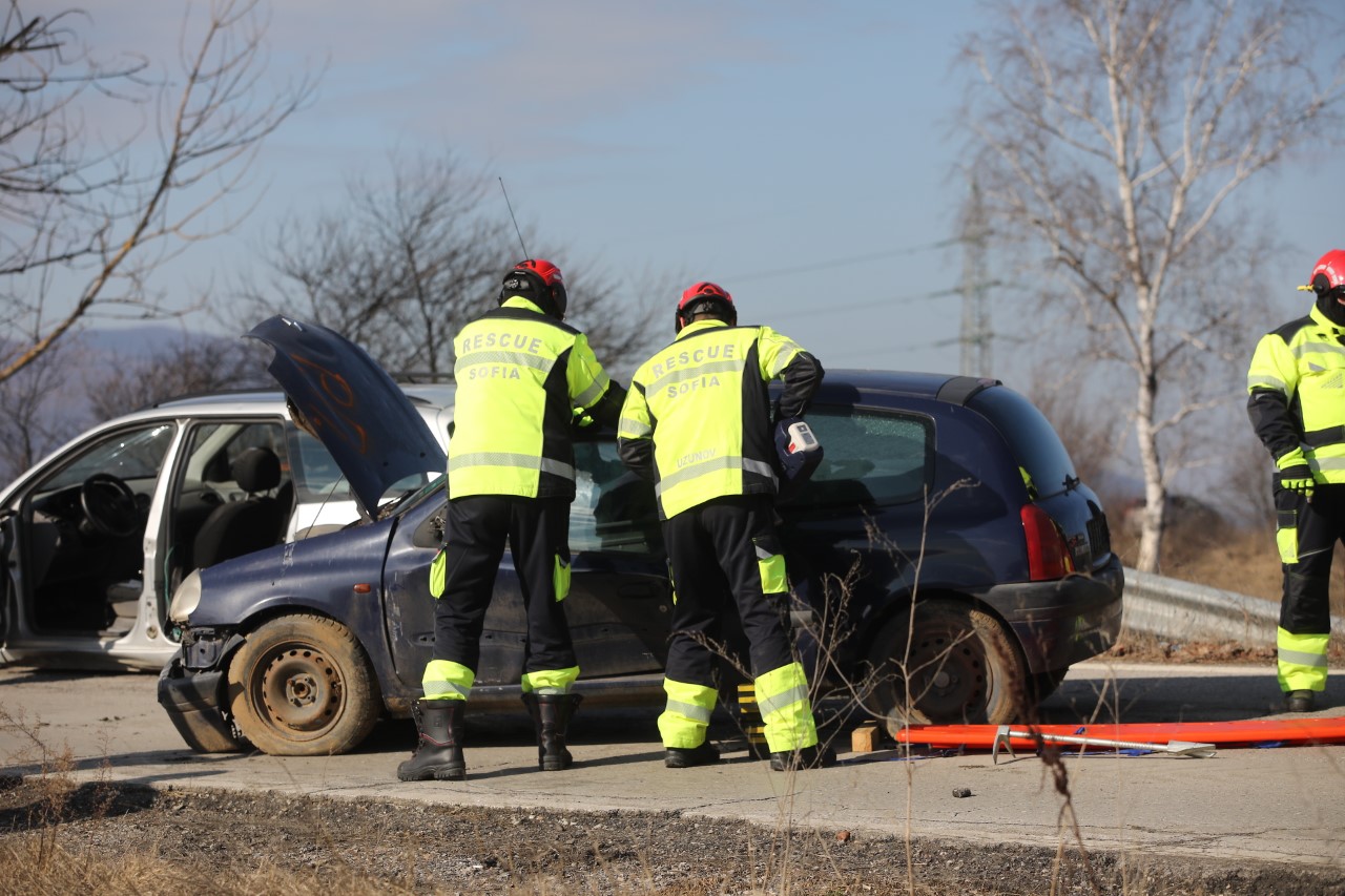 <p>На 45-и км от автомагистрала &bdquo;Тракия&ldquo; при пътен възел с. Мухово,&nbsp; се състоя практическо учение на тема &bdquo;Действия при пътнотранспортно произшествие&ldquo;. Учението е организирано от Главна дирекция "Пожарна безопасност и защита на населението", с участие на МВР, местната власт и други ведомства, съобщиха от МВР.</p>