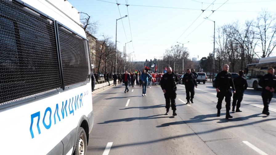 Десетки граждани се събраха на протест срещу Луковмарш.