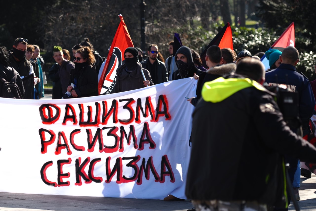 <p>Десетки граждани се събраха на протест срещу Луковмарш.</p>