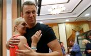 "Убивайки Алексей, Путин уби половината от мен": Какво знаем за жената до Навални