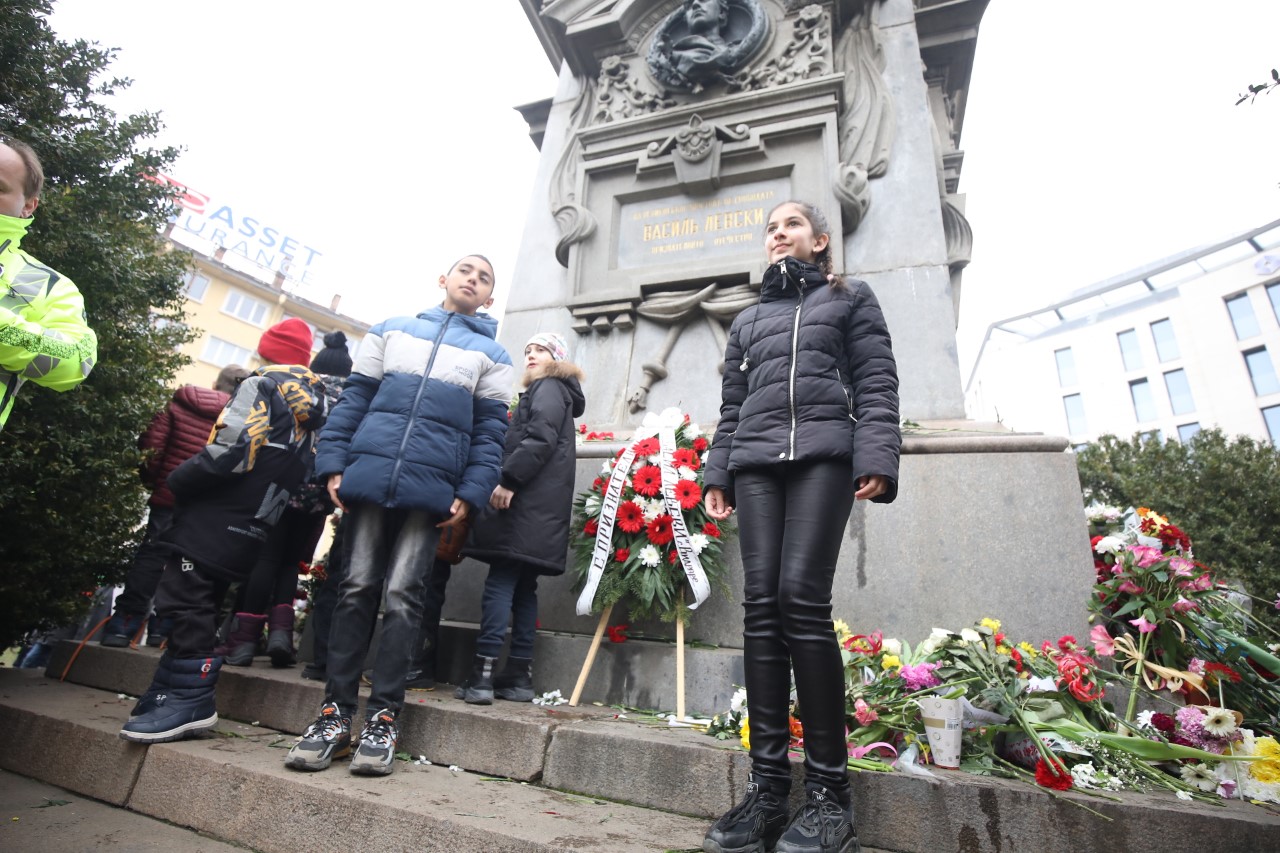 <p>България се прекланя пред паметта на Апостола. Днес се навършват 151 години от гибелта на Васил Левски. В десетки градове ще бъдат поднесени венци и цветя пред паметниците на националния герой.</p>