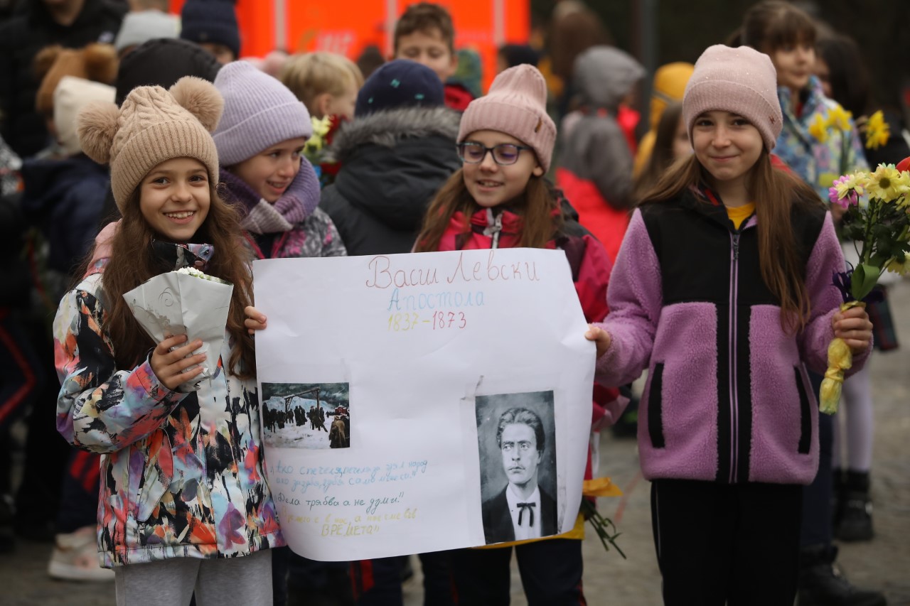 <p>България се прекланя пред паметта на Апостола. Днес се навършват 151 години от гибелта на Васил Левски. В десетки градове ще бъдат поднесени венци и цветя пред паметниците на националния герой.</p>