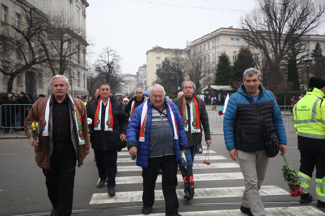 <p>България се прекланя пред паметта на Апостола. Днес се навършват 151 години от гибелта на Васил Левски. В десетки градове ще бъдат поднесени венци и цветя пред паметниците на националния герой.</p>