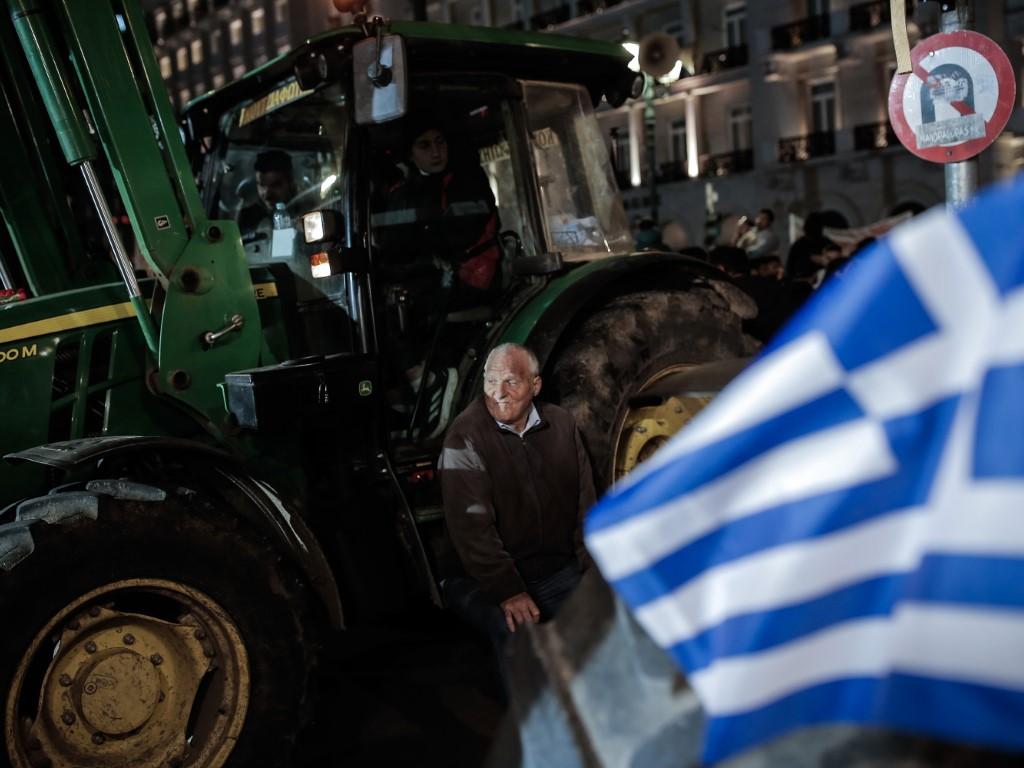 Повече от 130 трактора от цяла Гърция бяха паркирани пред