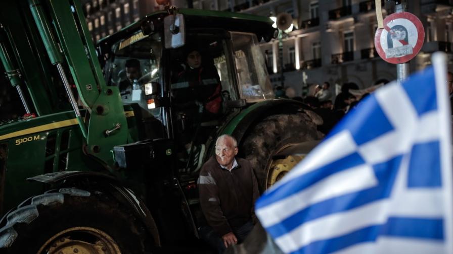 Хиляди разгневени фермери пред гръцкия парламент