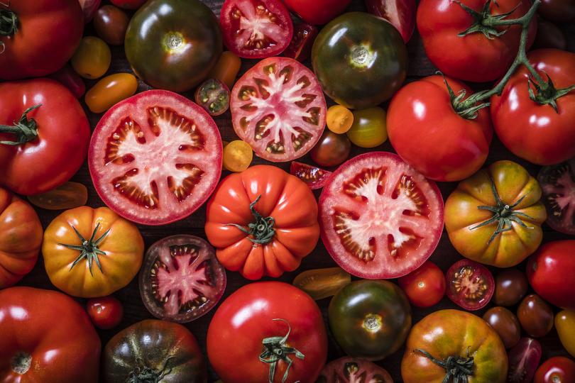 <p><strong>Домати&nbsp;</strong></p>

<p>Жителите на Сардиния обичат доматите. Италианците използват този зеленчук в много от своите ястия. Той съдържа антиоксиданта ликопен, който е известен със своите противовъзпалителни свойства и способността си да нормализира кръвното налягане, намалява риска от метаболитни проблеми и инсулт и подобрява здравето на сърцето. Имайте предвид, че чери доматите съдържат повече бета-каротин, който според проучвания може да помогне за намаляване на риска от развитие на тумори, свързани с рак на простатата.&nbsp;</p>