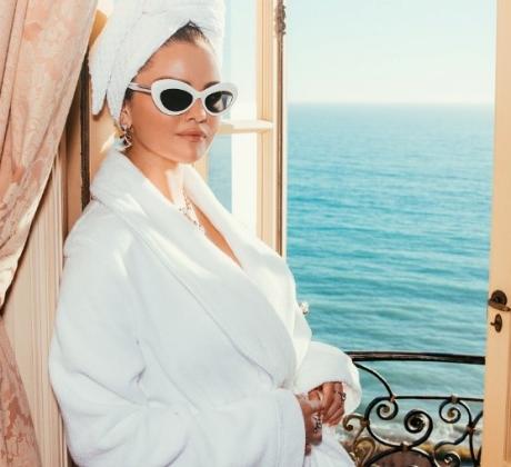 Селена Гомес сподели с феновете си кадри от моминското си