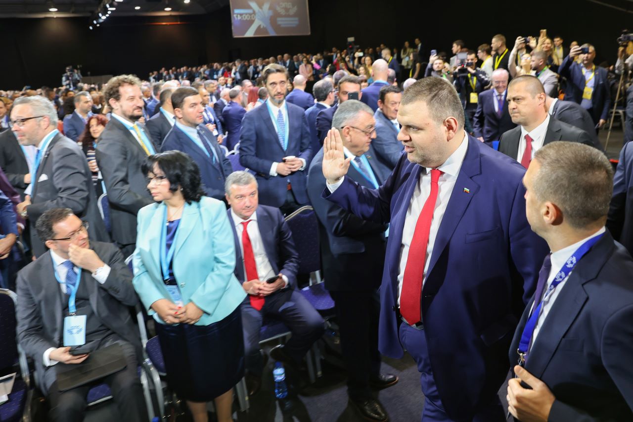 <p>Делян Пеевски и д-р Джевдет Чакъров бяха избрани за съпредседатели на ДПС. Имената им бяха посочени по време на Национална конференция на ДПС в събота. Д-р Чакъров е бивш министър на околната среда и водите. Делян Пеевски пък е председател на парламентарната група на ДПС.</p>